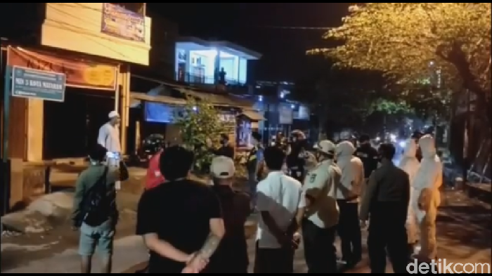 Video viral pasien positif Corona di Mataram, NTB, menolak dijemput petugas. Pasien tersebut dijemput saat salat tarawih berjemaah di masjid (Screenshot video viral)