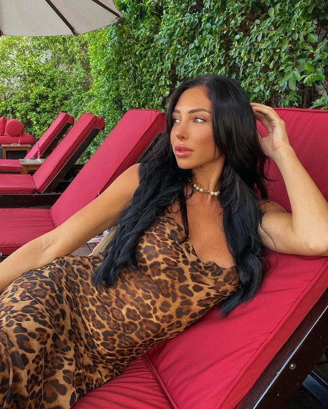 Selebgram yang memiliki 530 ribu itu pun langsung membalas dan mengatakan bahwa ia tidak akan mendapatkan implan untuk bokongnya. Foto: Instagram