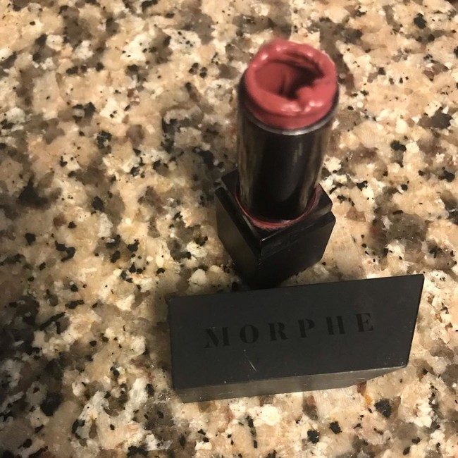 Biasanya sih ini dialami oleh para wanita. Ayo ngaku, pernah nggak sengaja mencuci produk makeup seperti ini nggak? Kalau sudah kecuci seperti ini sih cuma bisa pasrah aja karena sudah nggak bisa lagi deh dipakai. Foto: Instagram @jldidthis