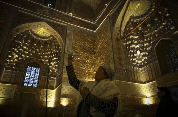 Tempat ini dulunya pusat aktvitas intelektual, namun kini telah berubah menjadi tempat wisata sejarah di Samarkand. Selain itu ada juga Masjid Bibi Khanum yang dibangun pada masa pemerintahan Timur Lenk, dan berbagai peninggalan sejarah peradaban Islam lainnya. Halil Sagirkaya/Anadolu Agency/Getty Images. Tempat ini dulunya pusat aktvitas intelektual, namun kini telah berubah menjadi tempat wisata sejarah di Samarkand. Selain itu ada juga Masjid Bibi Khanum yang dibangun pada masa pemerintahan Timur Lenk, dan berbagai peninggalan sejarah peradaban Islam lainnya. Halil Sagirkaya/Anadolu Agency/Getty Images.