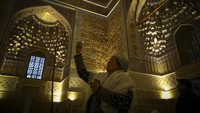 Tempat ini dulunya pusat aktvitas intelektual, namun kini telah berubah menjadi tempat wisata sejarah di Samarkand. Selain itu ada juga Masjid Bibi Khanum yang dibangun pada masa pemerintahan Timur Lenk, dan berbagai peninggalan sejarah peradaban Islam lainnya. Halil Sagirkaya/Anadolu Agency/Getty Images.