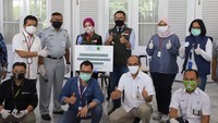 Beberapa bantuan itu antara lain APD (Virus Protective Overall) sebanyak, Protective Gloves sebanyak, Face Shield 128 pcs, Masker Medis sebanyak 2.500 pcs, Boot Shoe sebanyak 82 pasang, dan Rapid test sebanyak 210 pcs. Foto: dok. Pemprov Jabar