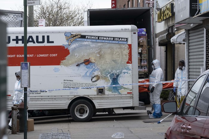 Duh! Ada Truk Pendingin yang Rusak Bawa Puluhan Mayat di Brooklyn Sedikitnya empat truk berisi 60 mayat ditemukan di luar sebuah rumah duka di Brooklyn, New York, AS. Mereka adalah korban wabah COVID-19 yang merajalela.