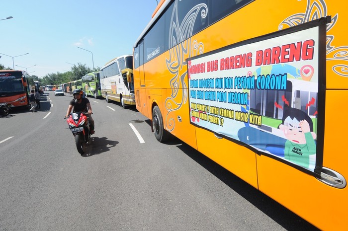 Lihat Yuk, Aksi Memanasi Mesin Bus Bareng di Klaten Perusahaan bus tidak dapat beroperasi akibat larangan mudik. Sejumlah awak bus mengikuti aksi memanasi mesin bus bareng sebagai bentuk kebersamaan.