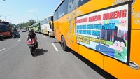 Seorang pengendara motor melintas di dekat bus yang mengikuti aksi memanasi mesin bus bareng di Terminal Bus Ir. Soekarno, Klaten, Jawa Tengah, Kamis (30/4/2020).