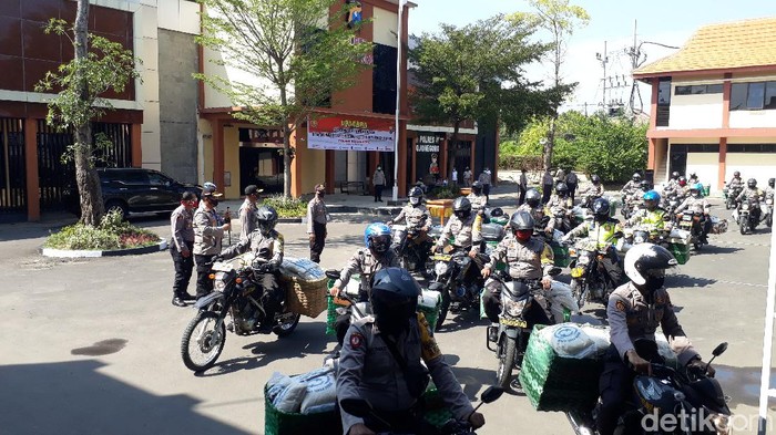Masih banyak warga Bojonegoro yang terdampak wabah Corona namun belum mendapat bantuan sembako. Akhirnya polisi terjun ke pedesaan untuk menyalurkan paket beras.