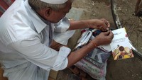 Karena banyaknya peminat yang menggunakan jasa ini, seorang pria bernama Mahadeo Havaji Bachche melihatnya sebagai peluang usaha. Diapun membuat jasa pengiriman dengan mempekerjakan sekitar 100 oria untuk mengantar bekal dari rumah ke kantor. (Dabbawala Mumbai/ Facebook)