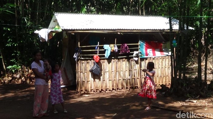 Seorang kuli bangunan di Sumenep, Sadik (40) tidak sanggup membayar sewa rumah kos karena terdampak wabah Corona. Ia bersama istri dan anaknya akhirnya tinggal di gubuk tengah kebun bambu.