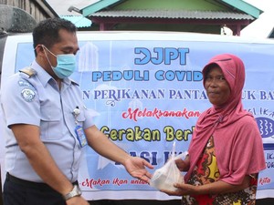 KKP Bagikan Nasi Ikan di Kawasan Pelabuhan Perikanan Selama 20 Hari