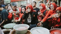  Saat berbelanja di Pasar, ia pun tak melewatkan kesempatan untuk jajan di pasar. Kali in es cendol jadi incarannya. Foto: Instagram