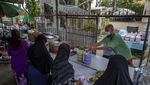 Muslim Bangkok Bagikan Makanan Buka Puasa dengan Rantang Plastik