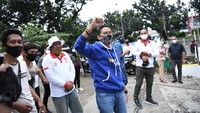 Usai menyapa penjual warteg, Sandi juga kemudian ikut membagikan nasi bungkus untuk warga sekitar untuk turun langsung dan berbincang. Sandi berharap dengan adanya gerakan ini dapat meringankan beban masyarakat. dok. Relawan Indonesia Bersatu Lawan COVID-19