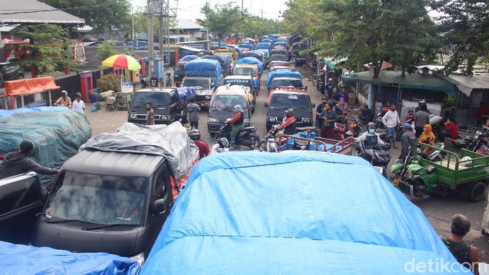 Sejak diberlakukan PSBB Sidoarjo, jam operasional pasar dibatasi. Ratusan pedagang Pasar Baru Porong mengaku rugi belasan juta.
