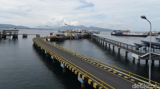 Harga tiket penyeberangan di Pelabuhan Ketapang-Gilimanuk naik mulai hari ini. Penyesuaian tarif tersebut berkisar antara 10 hingga 14 persen menyesuaikan dengan berat dan tipe kendaraan.