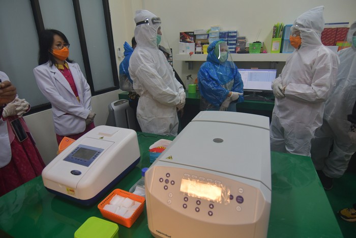 PENGOPERASIAN LABORATORIUM PCR COVID-19 DI SULTENG Petugas mengecek kesiapan pengoperasian peralatan uji COVID-19 dengan metode Polymerase Chain Reaction (PCR) di Laboratorium Kesehatan Sulawesi Tengah di Palu , Kamis (30/4/2020). Metode PCR tersebut memiliki kemampuan untuk memeriksa 27 sampel dalam sehari serta mampu menampung 1.000 sampel dan diharapkan dapat mempercepat penanganan COVID-19 di Sulawesi Tengah. ANTARA FOTO/Mohamad Hamzah/aww.
