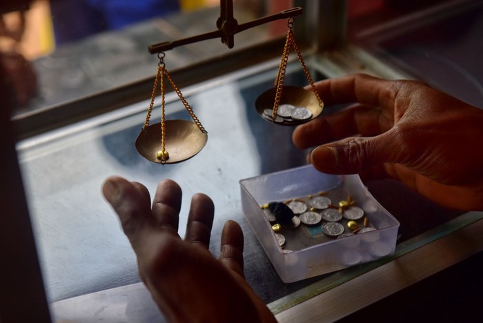 Penambang emas tradisional harus bernafas dalam lumpur, di tengah rawa Paracale, Filipina. Tindakan nekat tanpa peralatan industri tersebut dilakukan untuk mencari sebongkah emas.