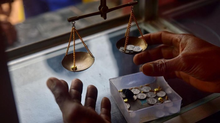 Bernafas dalam Lumpur Ala Penambang Emas Tradisional Penambang emas tradisional harus bernafas dalam lumpur, di tengah rawa Paracale, Filipina. Tindakan nekat tanpa peralatan industri tersebut dilakukan untuk mencari sebongkah emas.