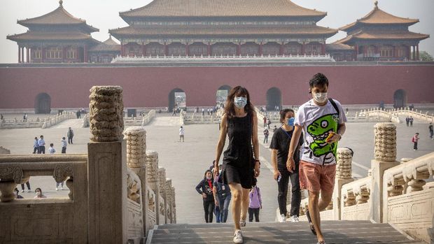 Wisatawan mengunjungi salah satu bangunan bagian dari situs bersejarah Kota Terlarang atau Forbidden City di Beijing. AP/Mark Schiefelbein