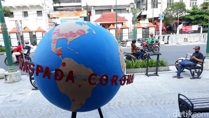 Peringatan waspada virus Corona di Titik Nol Kilometer Yogyakarta, Jumat (1/5/2020).