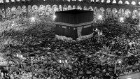 Diriwayatkan juga bahwa Malik bin Anas radhiyallahu anhu pernah berkata kepada Harun Ar-Rasyid untuk tidak menjadikan Kakbah sebagai objek permainan. Sebab, Harun Ar-Rasyid mengaku ingin meruntuhkan dan membangun Kakbah seperti yang dilakukan Ibnu Az-Zubair.