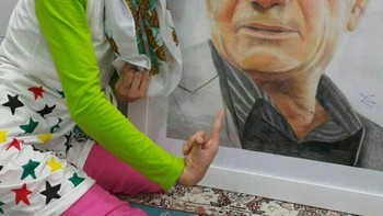 Fatemeh diberikan penghargaan Seniman Kemanusiaan dari World Citizens Organization (WCO). (Foto: Instagram/fatemehamami)