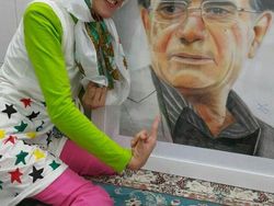 Keren! Wanita Penyandang Disabilitas Ini Lukis Wajah Pakai Kaki