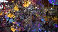 Pembeli memimilih lampu untuk meramaikan Ramadan di Pasar Zawiya, Kota Gaza.