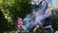 Dua warga Australia Brock Tutt dan Bianca Williams melakukan ritual tradisional selama perayaan Hari Anzac yang dilakukan pada 25 April lalu.