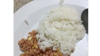 Berawal dari cuitan ini, netizen membagikan pengalamannya makan nasi putih yang dicampur nasi goreng. Foto: twitter