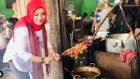 Di samping kasus tersebut, Sri Mulyani dikenal sebagai sosok yang doyan kulineran. Momennya juga banyak dibagikan di Instagram pribadinya. Foto: Instagram