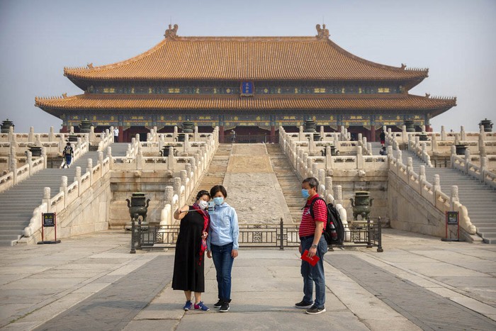 Dibuka Hari Ini, Forbidden City Langsung Ramai Pengunjung Setelah tiga bulan tutup, Palace Museum atau Forbidden City di Beijing dibuka kembali mulai hari ini. Pengunjung pun mulai berdatangan ke istana berusia 600 tahun itu.