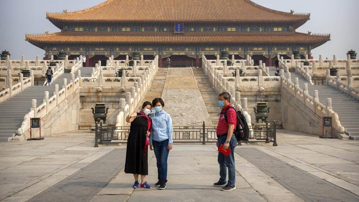Setelah tiga bulan tutup, Palace Museum atau Forbidden City di Beijing dibuka kembali mulai hari ini. Pengunjung pun mulai berdatangan ke istana berusia 600 tahun itu.