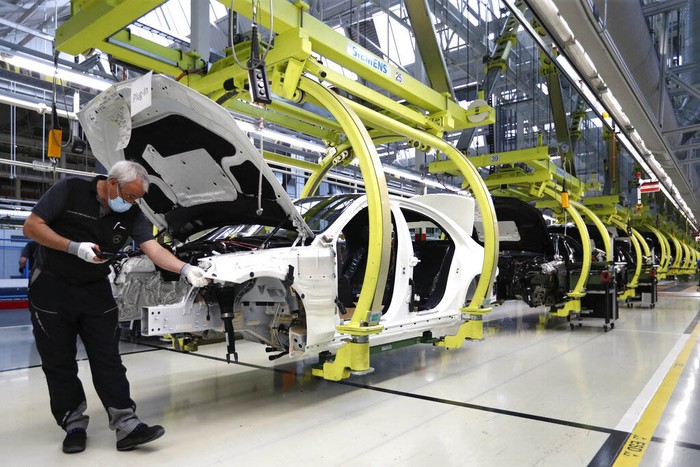 Pabrik Mercedes-Benz di Sindelfingen, Jerman, kembali melakukan produksi setelah sempat ditutup karena pandemi virus Corona (COVID-19).