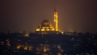Posisi masjid yang berada di atas bukit membuat pemandangan kota terlihat tanpa halangan bangunan lain. Pemandangan laut hingga Menara Galata pun terlihat di kejauhan. Sementara kalau melongok ke bawah, di luar tembok yang luas ini terdapat jalan setapak dan bangunan-bangunan yang juga berkubah kecil.