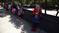 Seniman jalanan, cosplayer, hingga para badut kompak memprotes larangan tampil di depan publik. AP Photo/Fernando Llano.