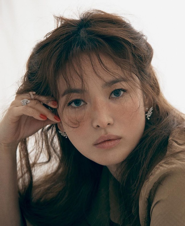 Song Hye Kyo memberi kejutan kepada para penggemarnya dengan tampil beda di pemotretan editorial ELLE Singapore. Fans pun dibuat takjub. Foto: Dok. Instagram/@kyo1122, @ellesingapore
