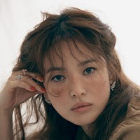 Song Hye Kyo memberi kejutan kepada para penggemarnya dengan tampil beda di pemotretan editorial ELLE Singapore. Fans pun dibuat takjub. Foto: Dok. Instagram/@kyo1122, @ellesingapore