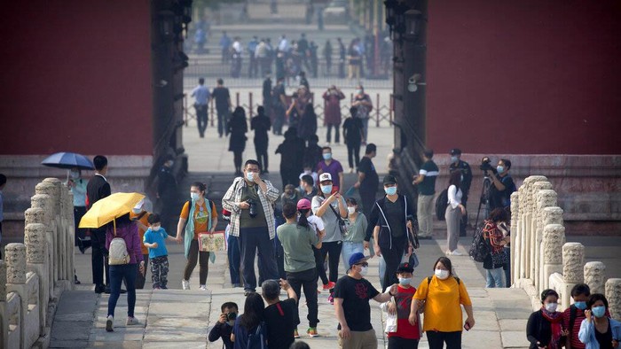 Setelah tiga bulan tutup, Palace Museum atau Forbidden City di Beijing dibuka kembali mulai hari ini. Pengunjung pun mulai berdatangan ke istana berusia 600 tahun itu.