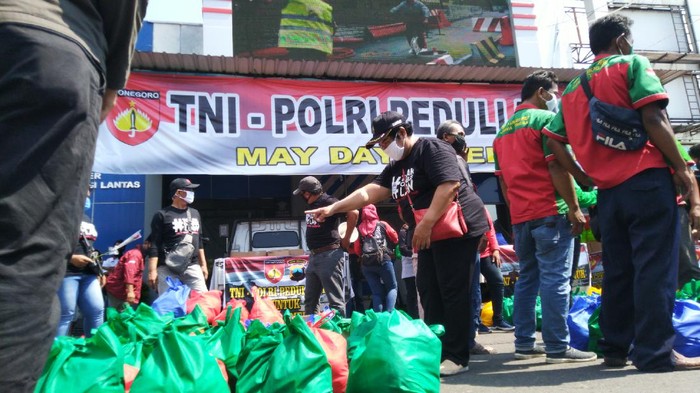May Day di Semarang, Buruh Bagikan Sembako ke Temannya yang Di-PHK
