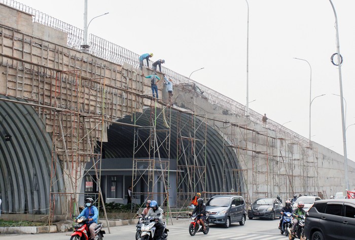 Pekerja menyelesaikan proyek jalan layang (Flyover) Gaplek di Pamulang, Tangerang Selatan, Banten, Kamis (30/4/2020). Flyover tersebut diharapkan membantu mengurai kemacatan yang kerap terjadi di kawasan tersebut. ANTARA FOTO/Muhammad Iqbal/aww.