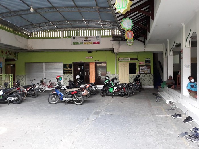 Tak ada aktivitas memasak bubur samin di halaman Masjid Darussalam, Solo, Jumat (1/5/2020).