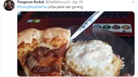 Tipe orang Indonesia banget nih yang belum makan kalau gak makan nas. Alhasil pizza dimakan barengan nasi putih plus telur mata sapi. Foto: twitter