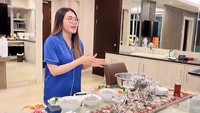 Pakai baju santai, Via terlihat asyik menunjukkan cara bikin asinan kelengkeng ala dirinya. Tentunya pedas dengan tambahan banyak cabai. Foto: Instagram viavallen