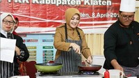 Tak hanya doyan kulineran, ternyata Sri Mulyani juga pandai memasak. Bahkan ia mengikuti lomba memasak seperti pada foto ini. Foto: Instagram