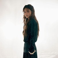 Song Hye Kyo juga mengungkapkan kalau menjadi aktris sebenarnya bukan impian masa kecilnya. Kala itu dia ikut dalam kompetisi modeling iklan seragam sekolah dan meraih juara pertama yang kemudian mengantarkannya ke dunia akting sampai sekarang.  Foto: Dok. Instagram/@kyo1122, @ellesingapore