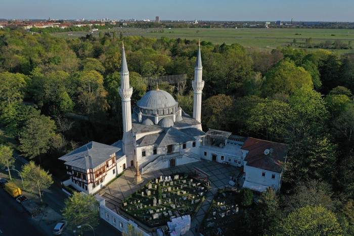 Melihat Masjid Sehitlik Berarsitektur Usmaniyah di Jerman Masjid Sehitlik berdiri megah di Berlin, Jerman. Keberadaan masjid ini tidak lepas dari sejarah hubungan diplomatik Kekhalifahan Usmaniyah dan Kerajaan Prussia.Sehitlik Mosque as Muslim worshippers pray October 3, 2006 in Berlin, Germany. In recent a government-sponsored initiative 15 German politicians met with 15 leading members of Germany?s diverse Muslim community for a conference that will continue with a series of workshops to strengthen the integration of Muslims, most of whom are immigrants, into German society, as well as to afford Islam a level of official recognition on par with other religions in Germany. (Photo by Andreas Rentz/Getty Images)