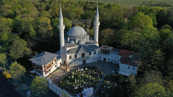 Masjid Sehitlik berdiri megah di Berlin, Jerman. Keberadaan masjid ini tidak lepas dari sejarah hubungan diplomatik Kekhalifahan Usmaniyah dan Kerajaan Prussia.Sehitlik Mosque as Muslim worshippers pray  October 3, 2006 in Berlin, Germany. In recent a government-sponsored initiative 15 German politicians met with 15 leading members of Germany?s diverse Muslim community for a conference that will continue with a series of workshops to strengthen the integration of Muslims, most of whom are immigrants, into German society, as well as to afford Islam a level of official recognition on par with other religions in Germany.  (Photo by Andreas Rentz/Getty Images)