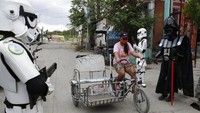 Mereka berkeliling sembari mengimbau warga untu tetap di rumah.