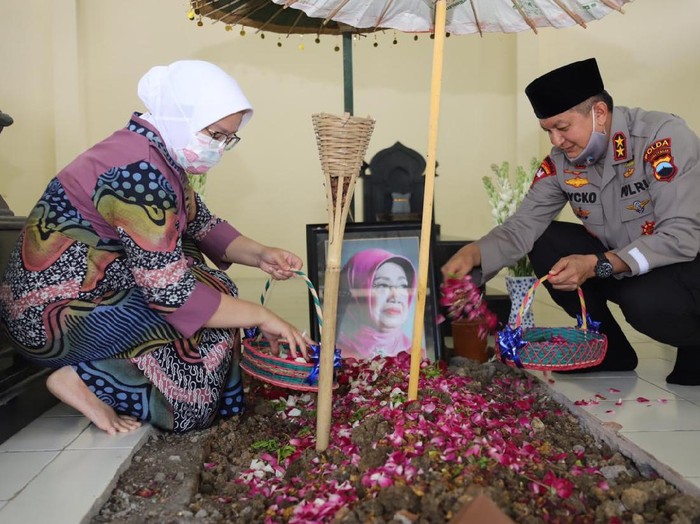 Kapolda Jawa Tengah, Irjen Rycko Amelza Dahniel nyekar di makam ibu Presiden Jokowi, Jumat (1/5/2020).