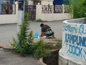 Kumpulkan Tumpahan Beras di Jalan, Buruh Migran: Masih Bisa Dimakan